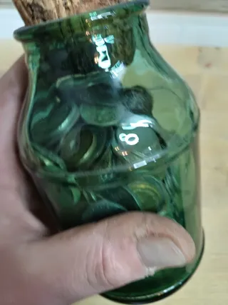 Monedas antiguas en tarro de cristal