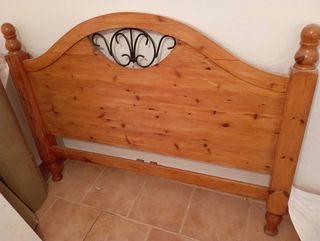 Cabecero de madera y mesitas