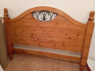 Cabecero de madera y mesitas