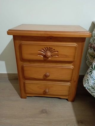 Cabecero de madera y mesitas