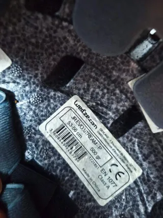 Casco de esquí gris de chica con detalles amarillo