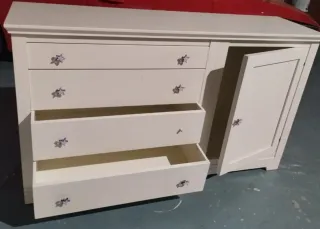 Cómoda en blanco con cajones y puerta