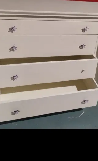 Cómoda en blanco con cajones y puerta