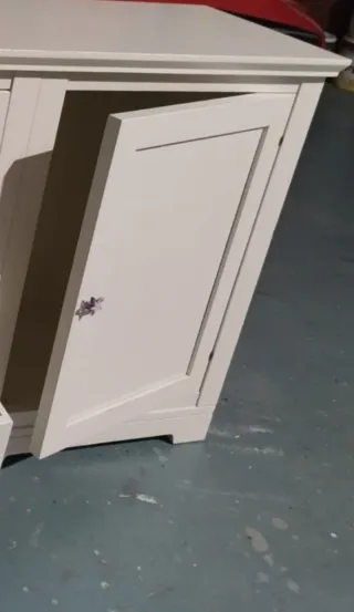 Cómoda en blanco con cajones y puerta