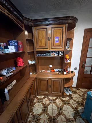 Mueble de salón de madera con vitrina