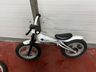 Bicicleta de equilibrio blanca