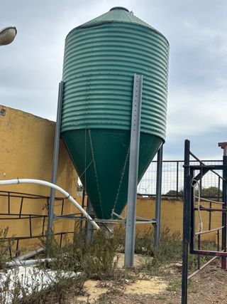 Silo de pienso  12000kg Con motor incluido
