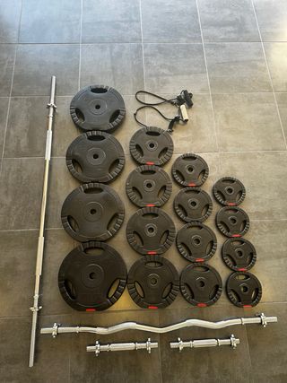 Rack, banco y set de barras y discos gym