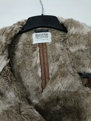 Chaqueta Bershka efecto piel forrada