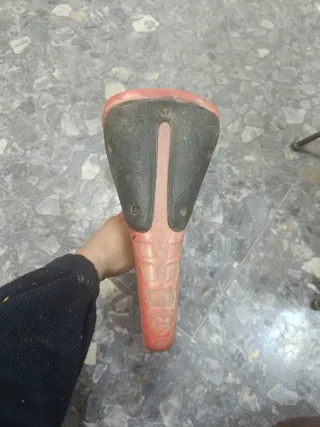 Sillín bicicleta Delta rojo