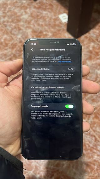 iPhone 11 negro  -84 de salud
