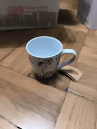 Taza de porcelana con flores