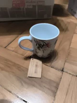 Taza de porcelana con flores