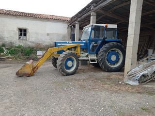 Tractor Ebro 6100 con pala