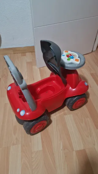 Plástico resistente. Tiene música y diferente boto