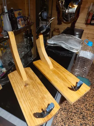 Dos jamoneros de madera y metal