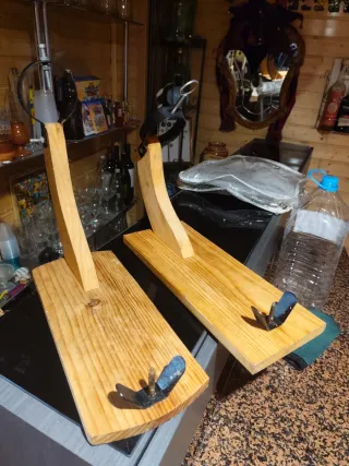 Dos jamoneros de madera y metal