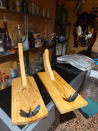 Dos jamoneros de madera y metal