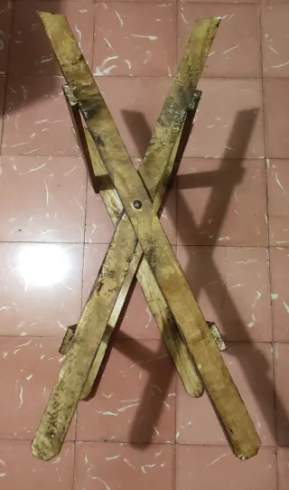 Mesa de dominó artesanal de madera