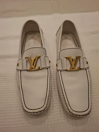Zapatos de la firma Louis Vuitton Paris.