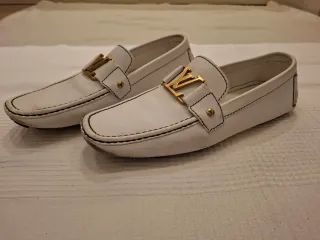 Zapatos de la firma Louis Vuitton Paris.
