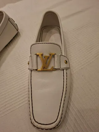 Zapatos de la firma Louis Vuitton Paris.