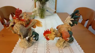 Figuras de gallos de pelea