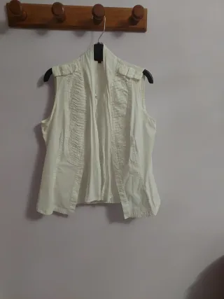 Blusa blanca con jaretas
