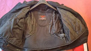 Giubbotto da moto nero con inserti rossi e bianchi