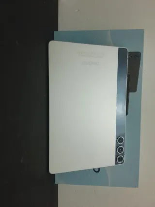 Tablet DMOAO Negra/Azul negociable con una grieta