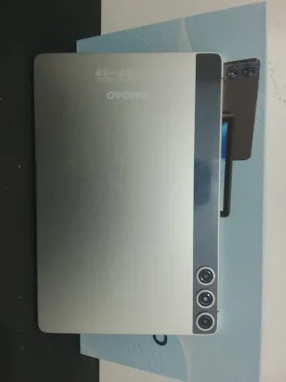 Tablet DMOAO Negra/Azul negociable con una grieta