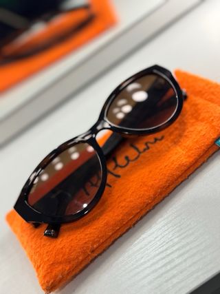 Gafas de sol negras y marrones