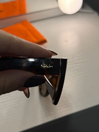 Gafas de sol negras y marrones