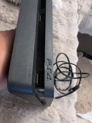 Consola PS4 Slim Negra + Accesorios