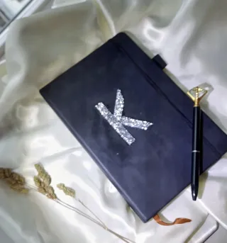 Agenda Negra con Inicial K y Bolígrafo