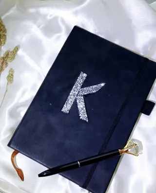Agenda Negra con Inicial K y Bolígrafo