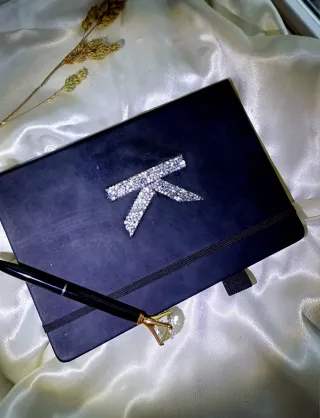 Agenda Negra con Inicial K y Bolígrafo