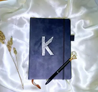 Agenda Negra con Inicial K y Bolígrafo