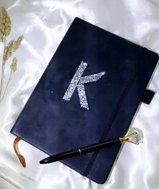 Agenda Negra con Inicial K y Bolígrafo