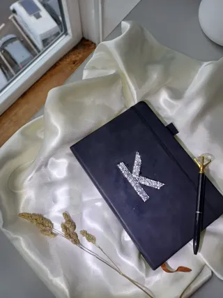 Agenda Negra con Inicial K y Bolígrafo
