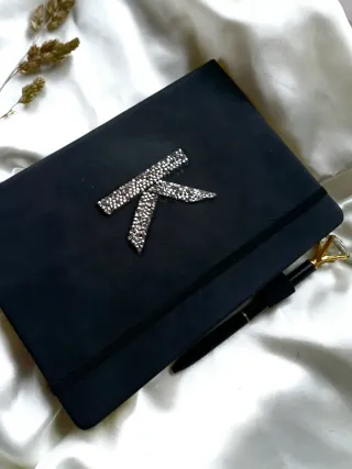Agenda Negra con Inicial K y Bolígrafo