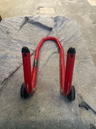 Caballete delantero moto rojo