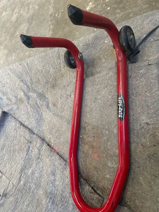 Caballete delantero moto rojo