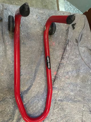 Caballete delantero moto rojo