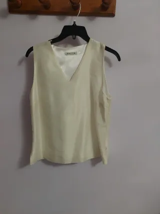 Top Amitié Beige V-Neck Sin Mangas