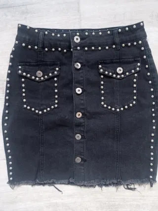 Falda vaquera negra con tachuelas