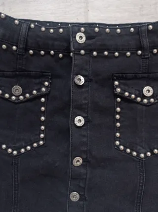 Falda vaquera negra con tachuelas