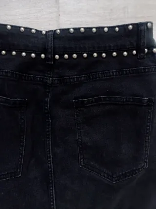 Falda vaquera negra con tachuelas