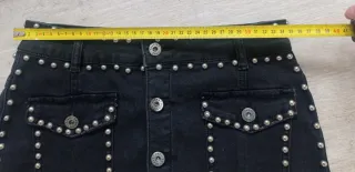 Falda vaquera negra con tachuelas