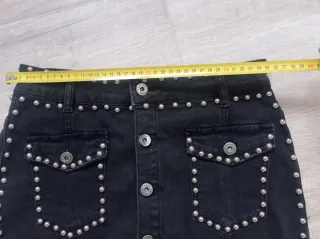 Falda vaquera negra con tachuelas